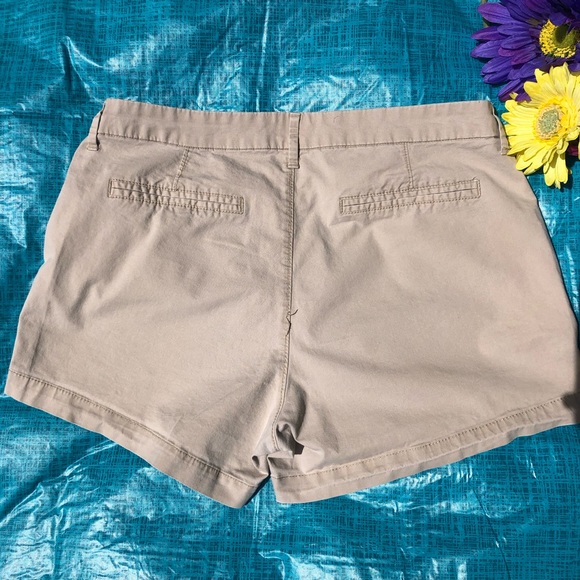 Old Navy Women’s Khaki Shorts - Size 8 - Picture 4 of 4